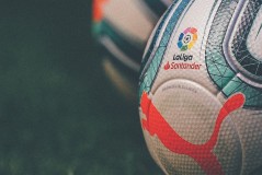 拜仁C罗头球建功，曼联逆转领跑联赛，拜仁曼联双雄争霸